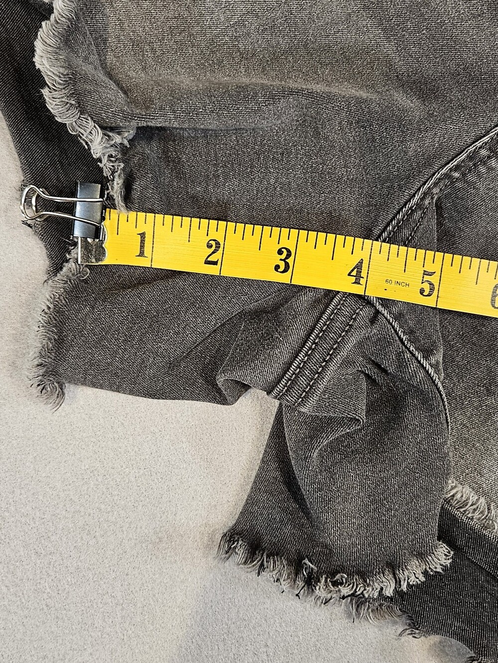 Nine West Women's Distressed Gray Wash Denim Shorts Size 16 With Raw Frayed Hem - Picture 7 of 11